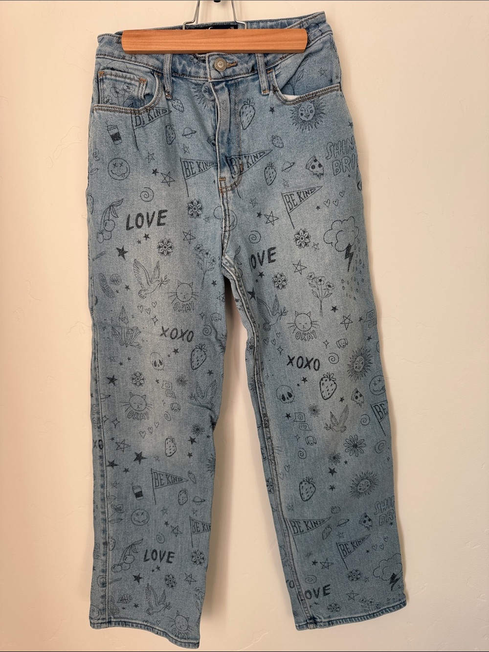 Hollister Ultra High Rise Dad Jeans Doodle Print Light Wash W26 Straight Leg 3S